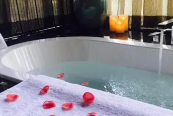 成都温江水疗池中的失重冥想：当身体学会漂浮